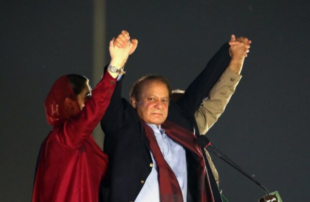 O três vezes primeiro-ministro do Paquistão, Nawaz Sharif, regressou ao país em Novembro, após quatro anos de auto-exílio.  (Rahat Dar/EPA)