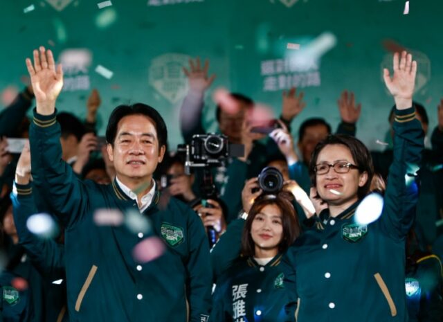 Lai Ching-te e Hsiao Bi-khim acenam e sorriem após a vitória eleitoral.  Uma fita adesiva colorida está caindo ao redor deles