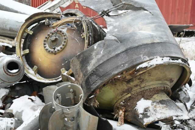 Os restos de um míssil que a Rússia disparou contra Kharkiv e que as autoridades suspeitam ter sido fornecido pela Coreia do Norte