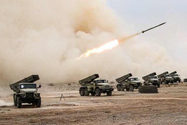 Um míssil iraniano sendo lançado durante um exercício de treinamento