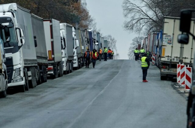 FOTO DO ARQUIVO: FOTO DO ARQUIVO: Caminhões ucranianos estão estacionados perto da fronteira Polônia-Ucrânia, perto da vila de Korczowa, Polônia, 19 de novembro de 2023. REUTERS/Yan Dobronosov/Foto de arquivo/Foto de arquivo