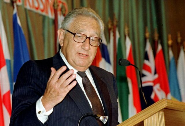 O ex-secretário de Estado dos EUA, Henry Kissinger, discursa em um almoço de negócios da Câmara de Comércio Americana em Bangkok, Tailândia, 22 de janeiro de 1998