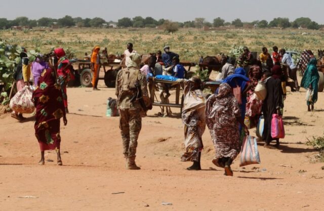 Famílias que fogem de Ardamata, no oeste de Darfur, atravessam para Adre, no Chade, após uma onda de violência étnica