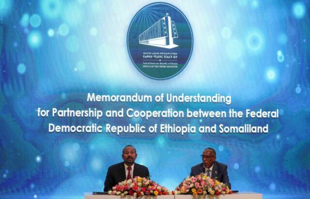 O presidente da Somalilândia, Muse Bihi Abdi, e o primeiro-ministro da Etiópia, Abiy Ahmed, participam da assinatura de um Memorando de Entendimento (MoU) sobre o uso do porto da Somalilândia em Adis Abeba, Etiópia, em 1º de janeiro de 2024. REUTERS/Tiksa Negeri