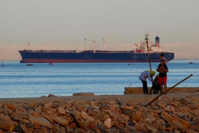 Um navio porta-contêineres atravessa o Golfo de Suez