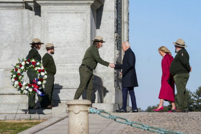O presidente dos EUA, Joe Biden, cumprimenta funcionários enquanto a primeira-dama dos EUA, Jill Biden, caminha enquanto participa de uma cerimônia de coroação memorial no Valley Forge National Arch, em Valley Forge, Pensilvânia, EUA, 5 de janeiro de 2024. 