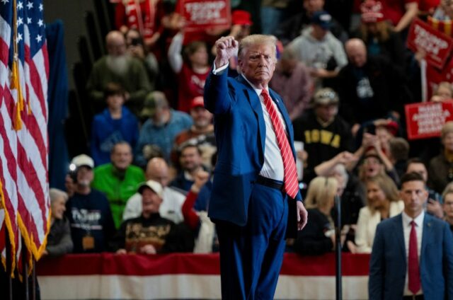 Donald Trump gesticula enquanto participa de um evento de campanha, em Clinton, Iowa