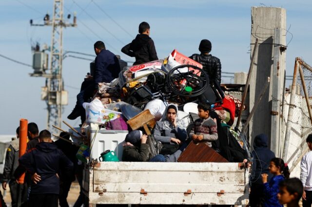 Palestinos deslocados, que fugiram de suas casas devido aos ataques israelenses, viajam em um veículo em Rafah, no sul da Faixa de Gaza, em 8 de janeiro de 2024. REUTERS/Ibraheem Abu Mustafa