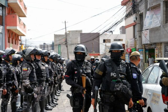 A polícia sai da prisão El Inca após uma operação de segurança devido a tumultos, após o desaparecimento de José Adolfo Macias, conhecido como 'Fito', líder do grupo criminoso Los Choneros