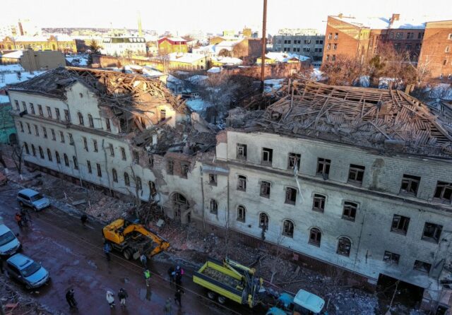 Uma visão geral mostra um edifício fortemente danificado por um ataque de mísseis russo, em meio ao ataque da Rússia à Ucrânia, no centro de Kharkiv