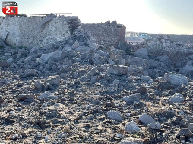 Captura de tela da TV mostrando uma pilha de escombros após um ataque aéreo em 18 de janeiro no sul da Síria.