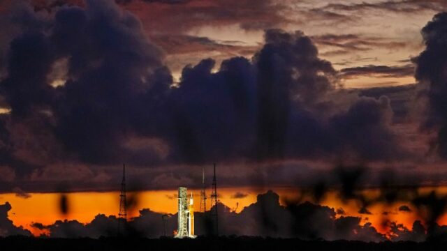 O foguete lunar da NASA está pronto ao nascer do sol na plataforma 39B antes da missão Artemis 1 orbitar a Lua no Centro Espacial Kennedy, segunda-feira, 29 de agosto de 2022, em Cabo Canaveral, Flórida.