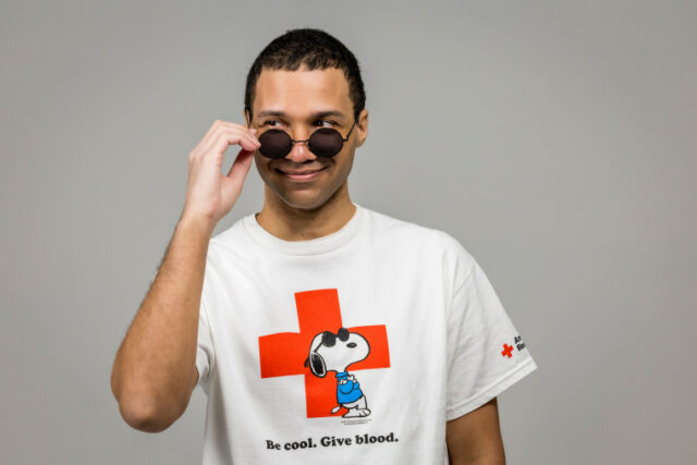 Uma camisa da Cruz Vermelha com Snoopy está impulsionando doações de sangue.