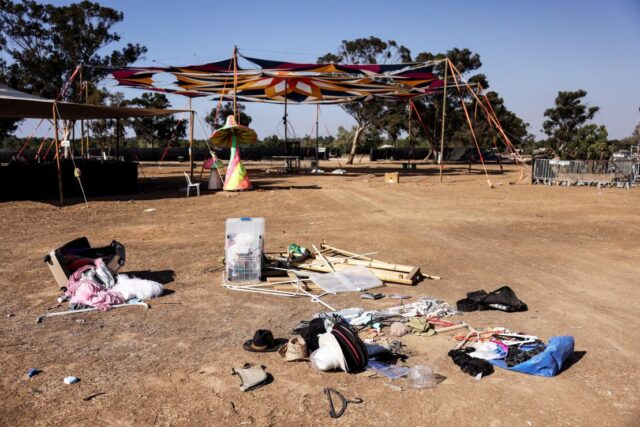 FOTO DE ARQUIVO: Os pertences pessoais dos festivaleiros são vistos no local de um ataque ao Festival Nova por homens armados do Hamas de Gaza, perto da fronteira de Israel com a Faixa de Gaza, no sul de Israel, 12 de outubro de 2023. REUTERS/Ronen Zvulun/ Foto do arquivo