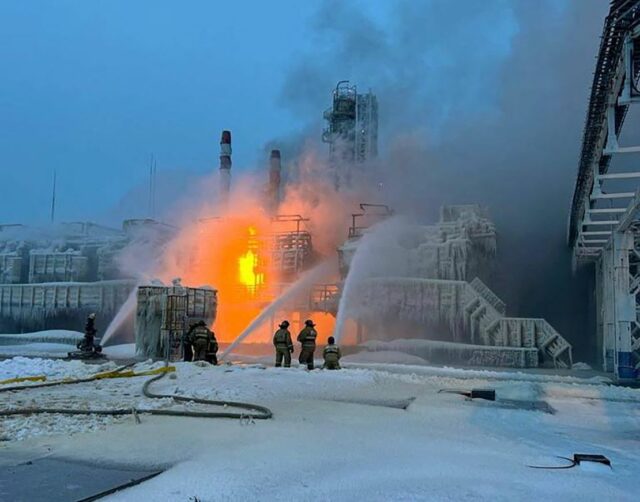 Bombeiros trabalham para extinguir incêndio no terminal Novatek no porto de Ust-Luga, Rússia, em 21 de janeiro de 2024.