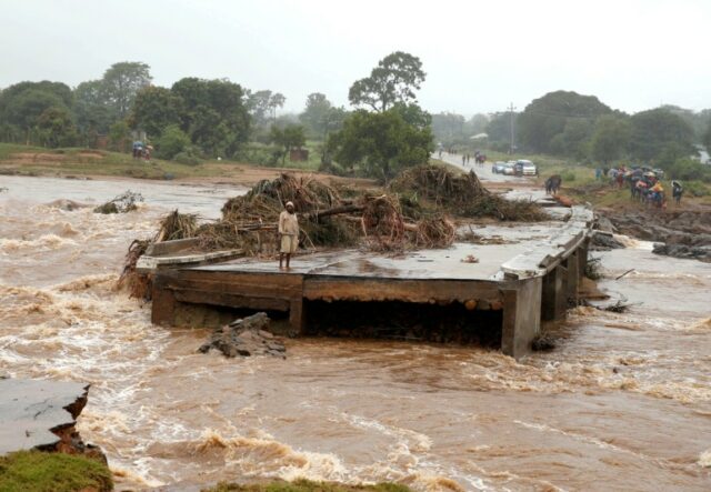 Um homem olha para uma ponte destruída ao longo do rio Umvumvu após o ciclone Idai em Chimanimani, Zimbábue, 18 de março de 2019. REUTERS/Philimon Bulawayo