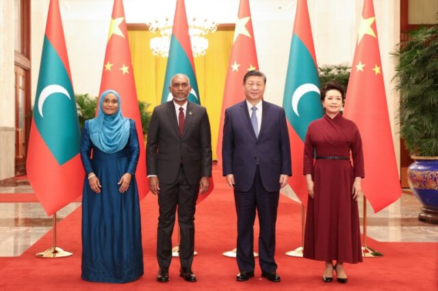 O presidente chinês, Xi Jinping, e o presidente das Maldivas, Mohamed Muizzu, participam de uma cerimônia de boas-vindas no Grande Salão do Povo em Pequim, China, 10 de janeiro de 2024 (cnsphoto via Reuters)