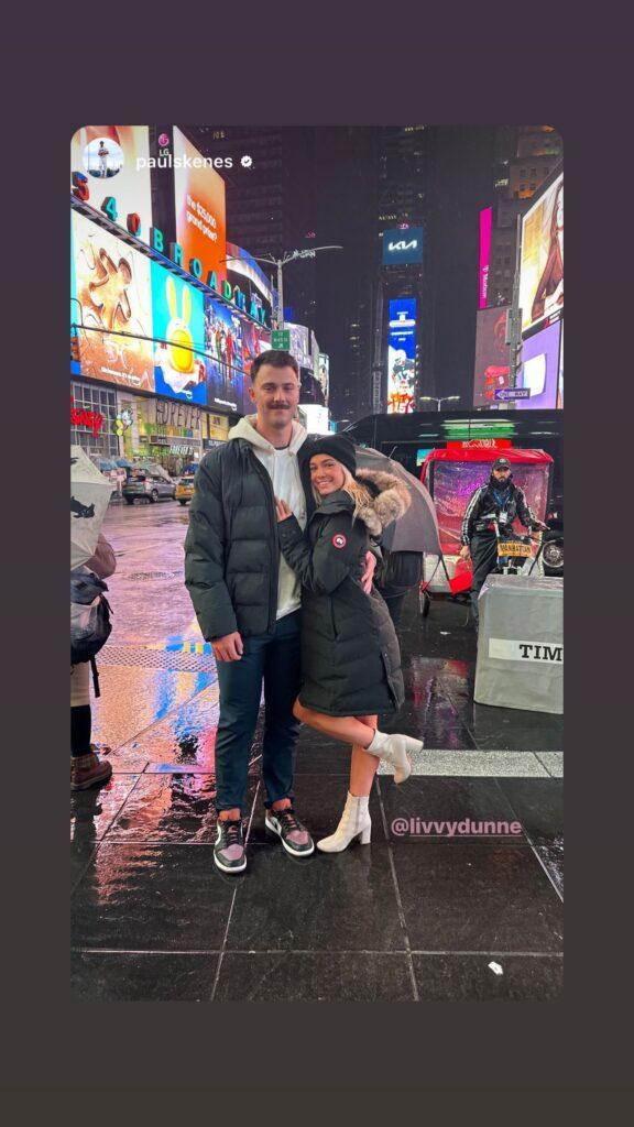 Olivia Dunne e Paul Skenes posam para uma foto em Nova York.