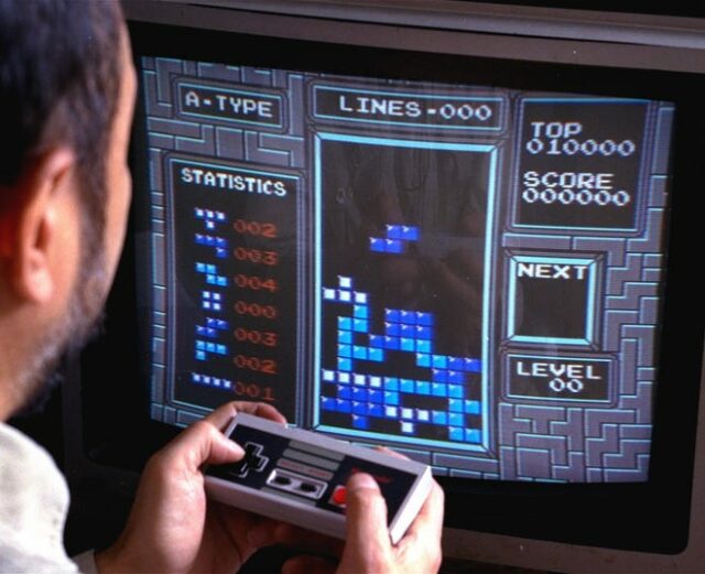 Tetris, um videogame viciante e desafiador, é mostrado jogado no Nintendo Entertainment System em Nova York, em junho de 1990. Criado por um cientista soviético, Tetris é o primeiro videogame do bloco comunista a atingir grande sucesso no mercado livre.