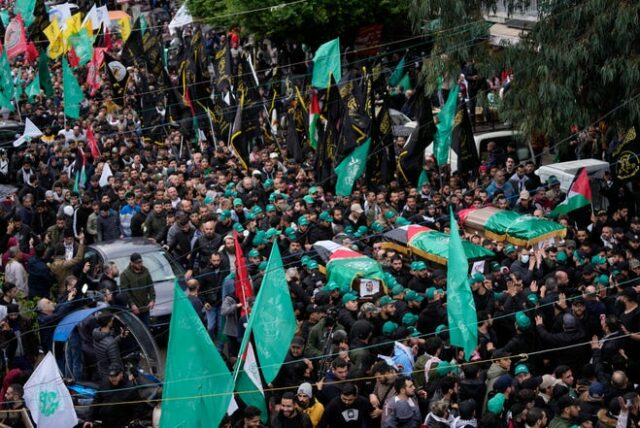 Pessoas comparecem ao funeral de Saleh Arouri, um dos principais comandantes do Hamas, e de dois outros membros do Hamas em Beirute, em 4 de janeiro de 2023.