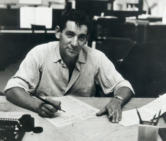 Leonard Bernstein trabalha em seu apartamento em Nova York em uma foto de arquivo de 1947.  O dinâmico Bernstein foi regente convidado em Cincinnati diversas vezes na década de 1940 e novamente em 1973.
