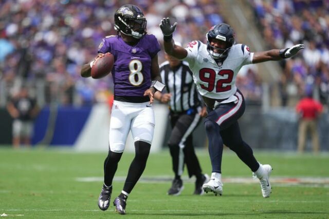 O quarterback do Baltimore Ravens, Lamar Jackson (8), pressionado pelo lado defensivo do Houston Texans, Dylan Horton, durante a abertura da temporada em 10 de setembro de 2023.
