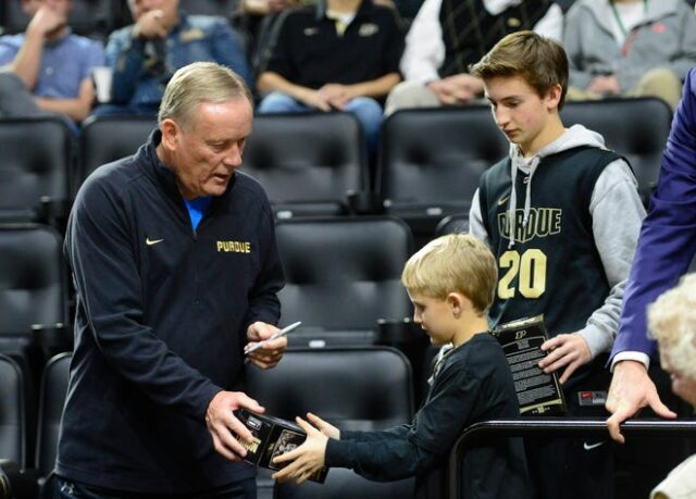 2 de janeiro de 2016;  West Lafayette, IN, EUA;  O ex-Boilermaker Rick Mount autografa bobbleheads com sua imagem antes do jogo contra o Iowa Hawkeyes na Mackey Arena.  Crédito obrigatório: Marc Lebryk-USA TODAY Sports