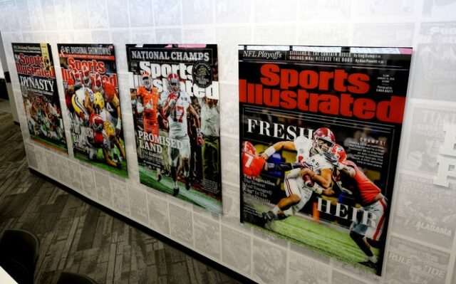 As capas da Sports Illustrated decoram as paredes dentro da nova cabine de imprensa do Bryant Denny Stadium, na Universidade do Alabama.