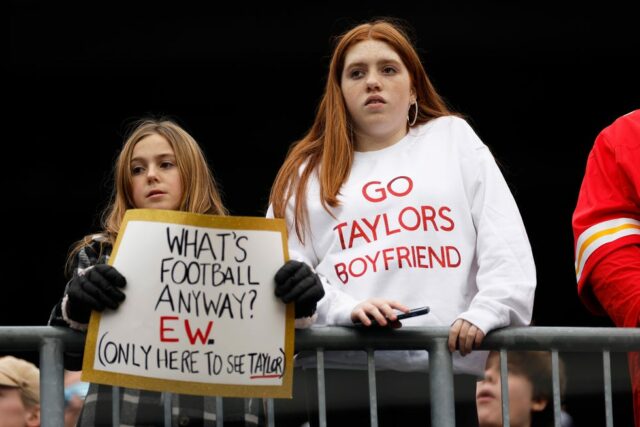 Como um fã dos game shows Chiefs-Patriots, o relacionamento de Taylor Swift com Travis Kelce trouxe mais fãs para o jogo.
