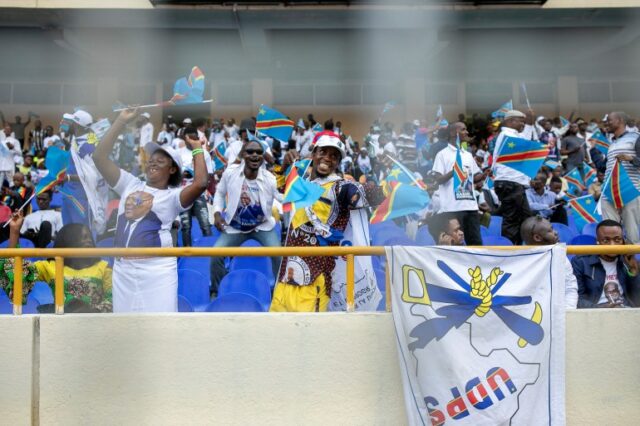 Apoiadores do Presidente da República Democrática do Congo, Felix Tshisekedi, reúnem-se antes da sua posse no Stade de Martyrs, em Kinshasa, em 20 de janeiro de 2024. (Foto de Arsene MPIANA MONKWE / AFP)