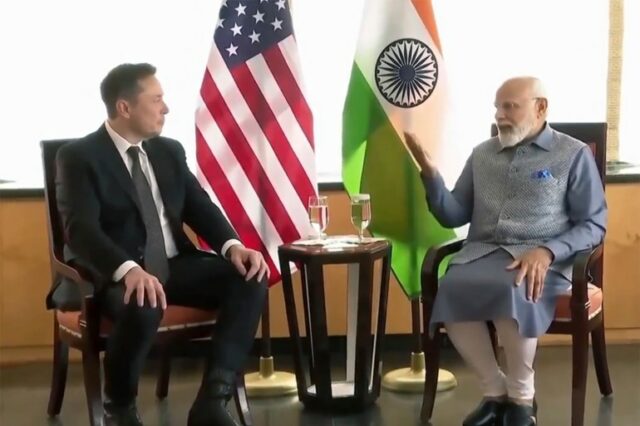 Nesta imagem feita a partir de vídeo fornecido pelo canal Narendra Modi no Youtube, o primeiro-ministro indiano Narendra Modi, à direita, encontra o CEO da Tesla e da SpaceX, Elon Musk, à esquerda, durante uma reunião em Nova York, terça-feira, 20 de junho de 2023. (Canal Narendra Modi no Youtube via AP)