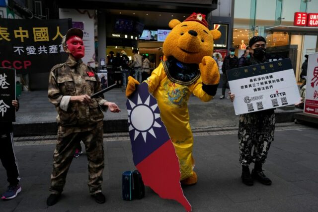 O povo taiwanês protesta contra o partido comunista.  Um está vestido como o Ursinho Pooh, uma representação do presidente chinês Xi Jinping
