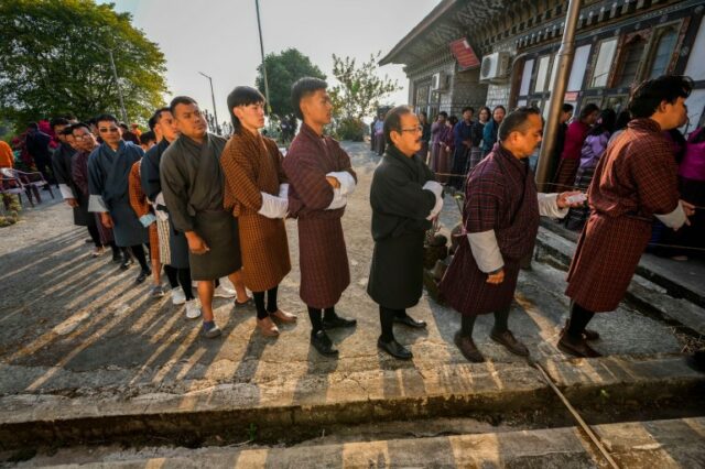 Butaneses em trajes tradicionais fazem fila para votar nas eleições nacionais em Deothang