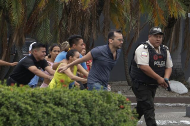 Civis avançam atrás de um policial armado, fugindo da violência invisível atrás deles.