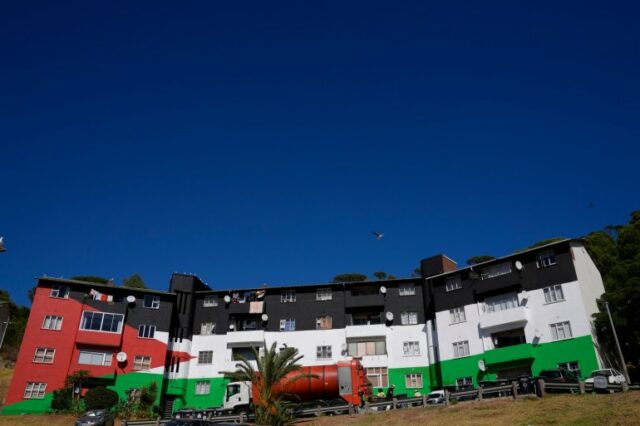 Vista de um prédio de apartamentos pintado com as cores da bandeira palestina, no bairro de Bo-Kaap, na Cidade do Cabo