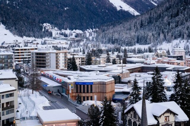 O Centro de Congressos de Davos, centro, onde acontecerá o Fórum Econômico Mundial, está coberto de neve em Davos, Suíça, sábado, 13 de janeiro de 2024. A reunião anual do Fórum Econômico Mundial acontecerá em Davos de 15 de janeiro até 19 de janeiro de 2024. (AP Photo/Markus Schreiber)