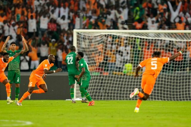 Seko Fofana, da Costa do Marfim, comemora depois de marcar o primeiro gol de sua seleção durante a partida de futebol do Grupo A da Copa das Nações Africanas entre Costa do Marfim e Guiné-Bissau em Abidjan, Costa do Marfim, sábado, 13 de janeiro de 2024. (AP Photo/Sunday Alamba )