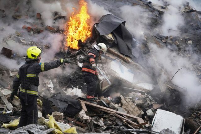 Equipes de resgate trabalham no local de um prédio danificado por ataque de foguete russo