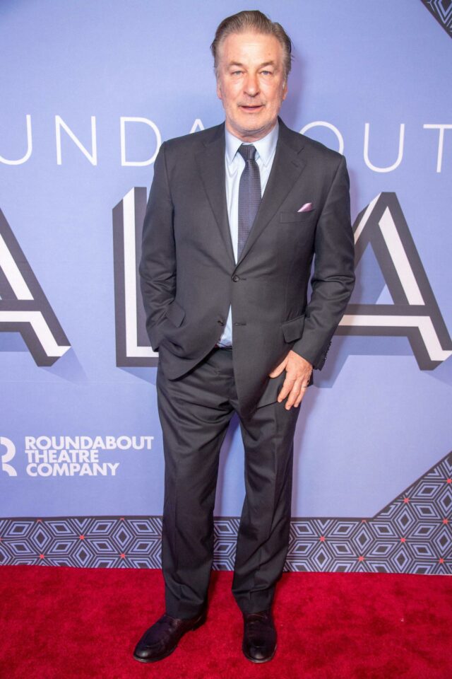 Alec Baldwin na Gala da Roundabout Theatre Company de 2023