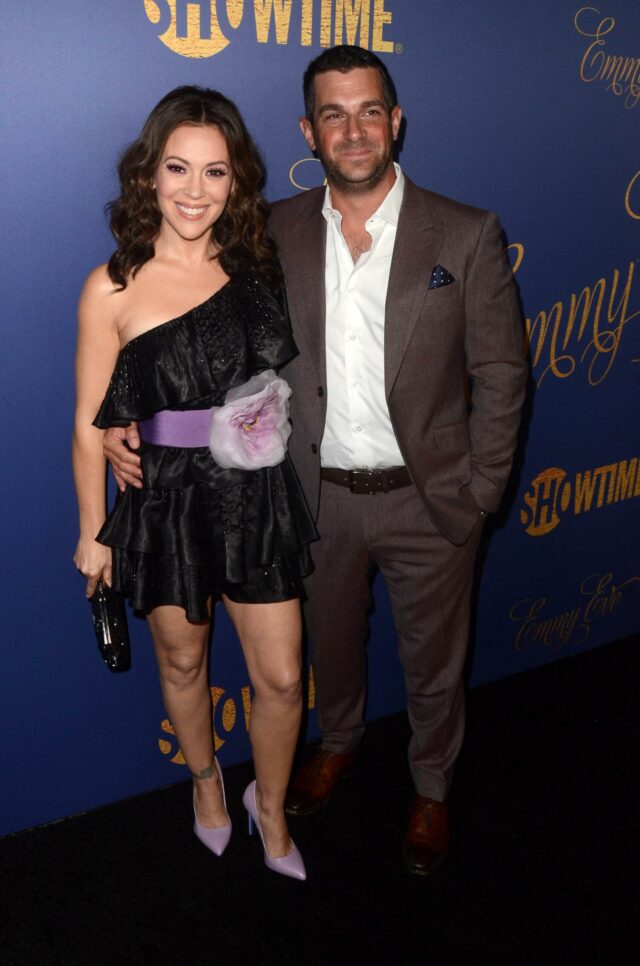 Alyssa Milano e Dave Bugliari participam da Showtime Emmy Eve Party