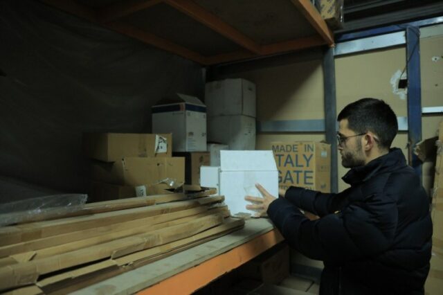 Mohamed Nairoukh move caixas nas prateleiras de estoque