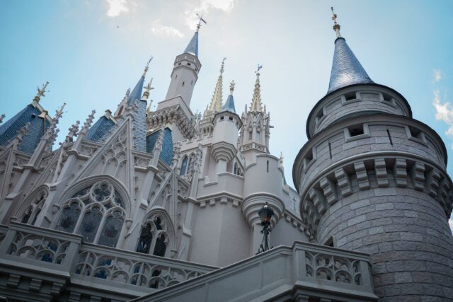 Fúria de convidados da Disney ataca guarda de segurança: 'Você quer ver meu sutiã?'