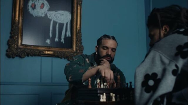 Drake e J Cole jogam xadrez em frente a uma parede azul-petróleo