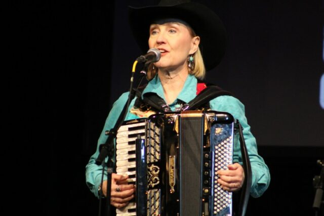 Lori Beth Brooke toca acordeão durante o Colorado Cowboy Gathering de 12 de janeiro 