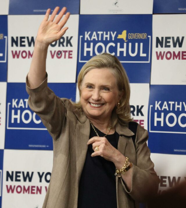 Hillary Clinton compartilha foto retrospectiva: 'In My Bob Era'