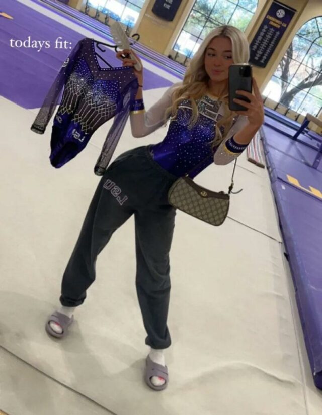 Olivia Dunne tira uma selfie enquanto exibe seu novo collant.