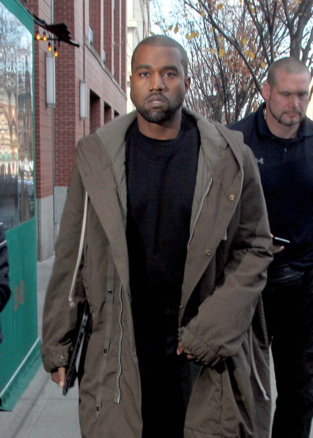 Kanye West chega em casa em Manhattan, Nova York