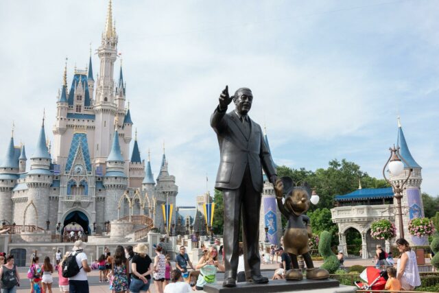 Convidados da Disney iniciam nova tendência absurda: defecar nas filas de passeio