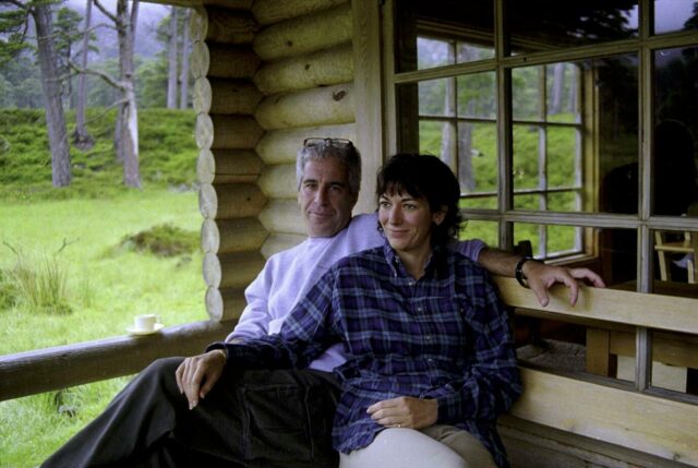 Na foto: Ghislaine Maxwell e Jeffrey Epstein relaxam na cabana de madeira do Queens Balmoral em foto recém-lançada