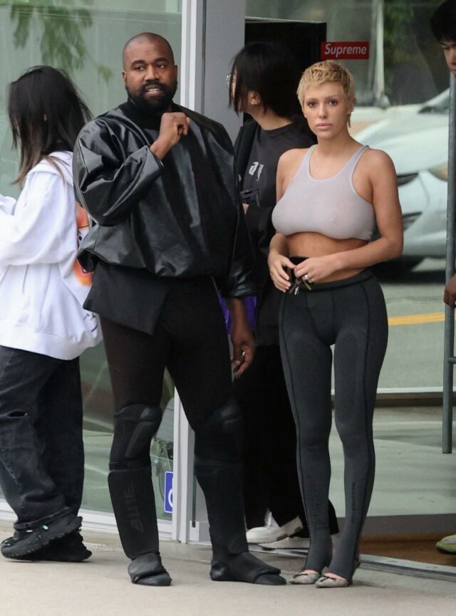 Kanye West e sua 'esposa' Bianca Censori aparecem com roupas bizarras para o culto de domingo